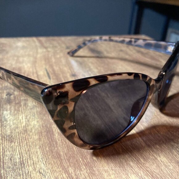 NWOT Unbranded Women's Tortoise Shell Cat Eye Sunglasses with Dark Lenses - Picture 4 of 7